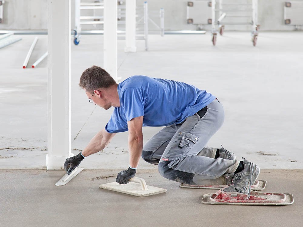 Fachgerechte Estrichverlegung im Innenbereich Handwerkliche Glättung von Estrich bei professionellen Estricharbeiten in Osnabrück und Versmold