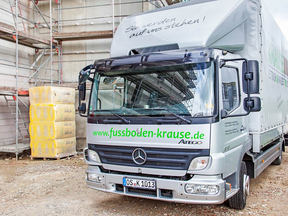 Firmenfahrzeug von Fußboden Krause auf Baustelle Firmen-Lkw von Fußboden Krause auf einer Baustelle mit Gerüst im Hintergrund